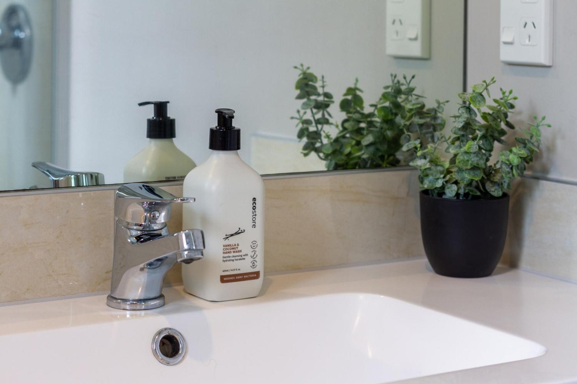 Latimer Square Luxe: 1Br W/ Sofa Bed Christchurch Bagian luar foto